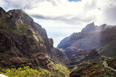Dağ yılan gibi. Masca Gorge manzara. Deniz kenarı ile küçük köylerde, Tenerife, Kanarya Adaları'nın güzel manzaralarını