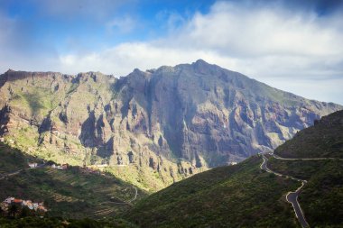 Dağ yılan gibi. Masca Gorge manzara. Deniz kenarı ile küçük köylerde, Tenerife, Kanarya Adaları'nın güzel manzaralarını