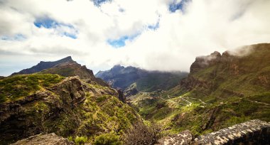 Dağ yılan gibi. Masca Gorge manzara. Deniz kenarı ile küçük köylerde, Tenerife, Kanarya Adaları'nın güzel manzaralarını
