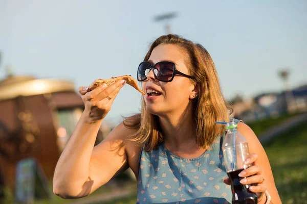ボックス 公園の屋外席であつあつのピザを持って幸せな若い女 — ストック写真
