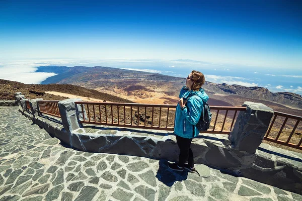 Chica Sobre Las Nubes Cima Montaña Por Volcán Teide Tenerife — Foto de Stock