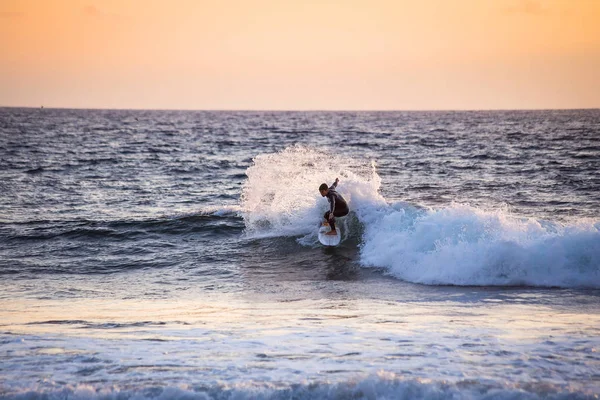 Teneryfa Wyspy Kanaryjskie Hiszpania Maja 2018 Niezidentyfikowany Mężczyzna Surfing Dużej — Zdjęcie stockowe