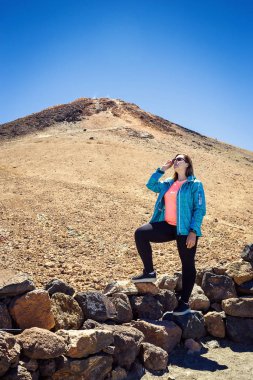 Kız volkan Teide, Tenerife, Kanarya Adaları, İspanya tarafından dağın zirvesinde bulutların üzerinde