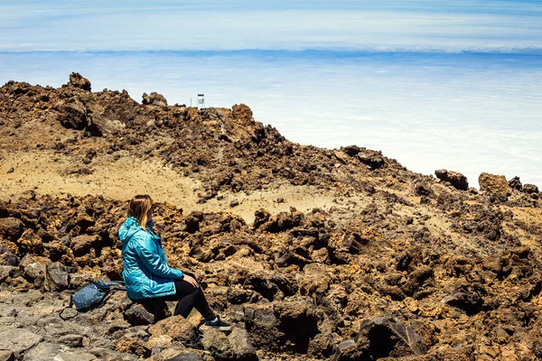 Chica Sobre Las Nubes Cima Montaña Por Volcán Teide Tenerife —  Fotos de Stock