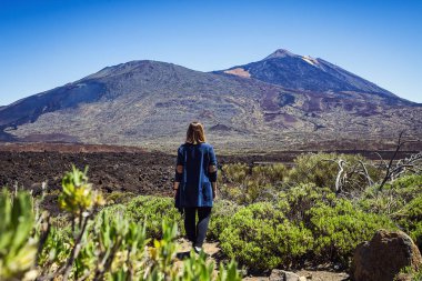 Teide Yanardağı, Tenerife, Kanarya Adası, İspanya arka plan üzerinde poz güzel kız