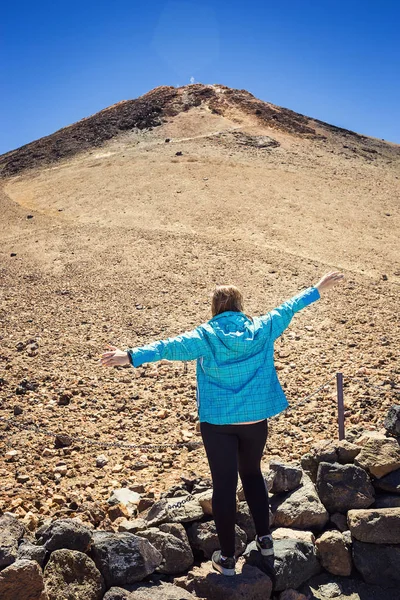 Chica Sobre Las Nubes Cima Montaña Por Volcán Teide Tenerife — Foto de Stock