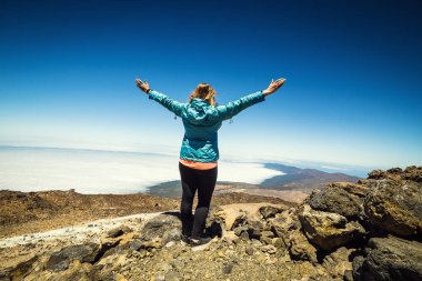 Kız volkan Teide, Tenerife, Kanarya Adaları, İspanya tarafından dağın zirvesinde bulutların üzerinde