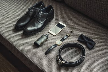 Bir iş adamının farklı aksesuarları ahşap bir arka planda yatar.