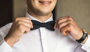 işadamı koyarak papyon, adam kelebek giyim, damat düğün töreni önce sabah hazırlanıyor