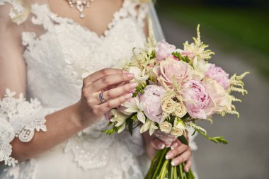 Gelinin elindeki buket, düğün töreninden önce hazırlanan kadın.
