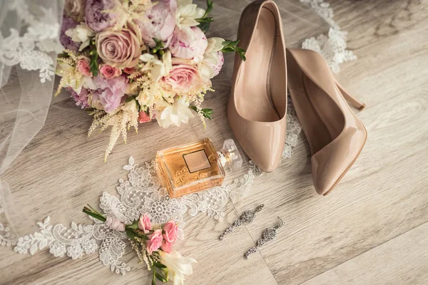 Bruids Accessoires Zoals Schoenen Parfum Oorbellen Boeket Een Tafel Liggen — Stockfoto