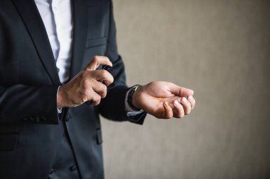 Yakışıklı olan parfüm, kolonya, kullanarak takım elbiseli şık adam seçme damat düğün töreni önce sabah hazırlanıyor