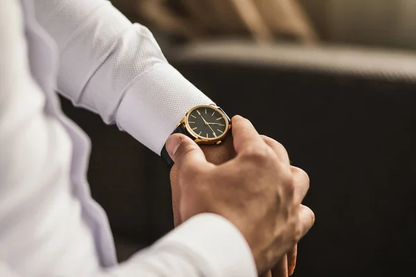 Geschäftsmann Der Die Uhrzeit Seiner Armbanduhr Überprüft Mann Der Die — Stockfoto