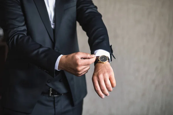 Empresário Usa Uma Jaqueta Mãos Masculinas Close Noivo Preparando Pela — Fotografia de Stock