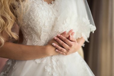 Gelinin sabah güzel bir elbise giydiği, kadının düğün töreninden önce hazırlandığı