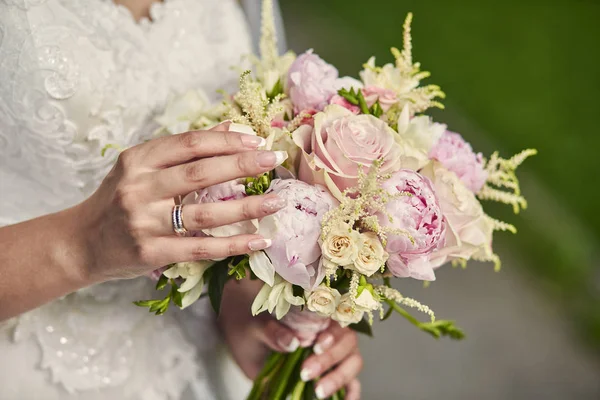 Букет Руках Невесты Женщины Готовятся Свадьбе — стоковое фото