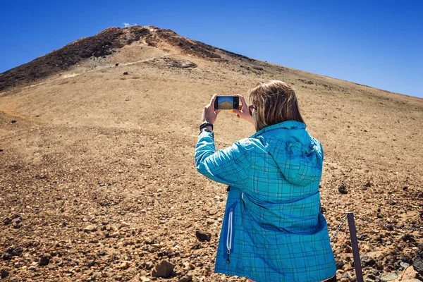 Jeune femme prenant une photo avec son téléphone de paysages montagneux étonnants sur Tenerife, îles Canaries, Espagne. Concept de voyage — Photo