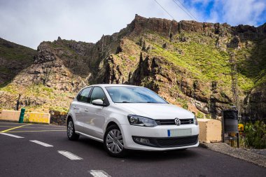 Tenerife, İspanya - Mayıs, 2018: Autoreisen - Kiralık Araba - Masca içinde