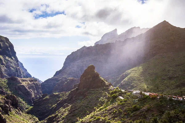 Masca 渓谷の山の風景 テネリフェ島のカナリア諸島での小さな村と海岸の美しい景色 — ストック写真