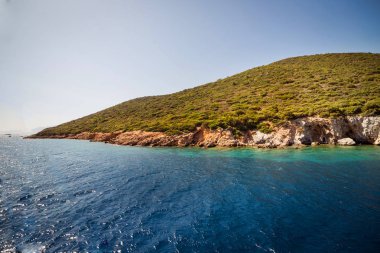 Turkuaz su kenarında kumsalda Ege'nin deniz Türk resort, Bodrum, Türkiye
