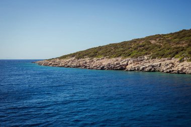 Turkuaz su kenarında kumsalda Ege'nin deniz Türk resort, Bodrum, Türkiye