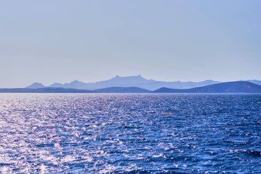 Turkuaz su kenarında kumsalda Ege'nin deniz Türk resort, Bodrum, Türkiye