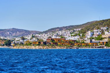 Turkuaz su kenarında kumsalda Ege'nin deniz Türk resort, Bodrum, Türkiye