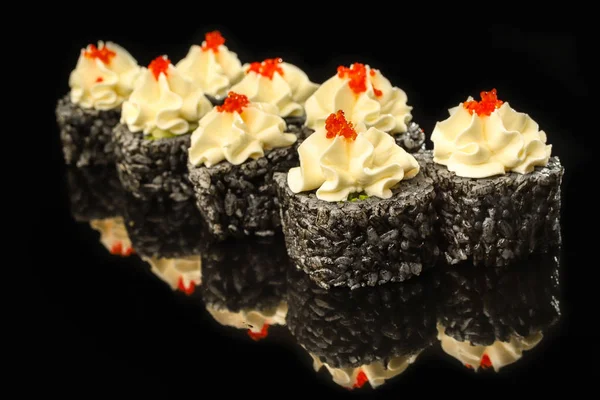 Rotolo Sushi Nero Con Salmone Avocado Crema Formaggio Caviale Rosso — Foto Stock