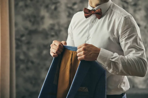 Empresário Usa Uma Jaqueta Mãos Masculinas Close Noivo Preparando Pela — Fotografia de Stock