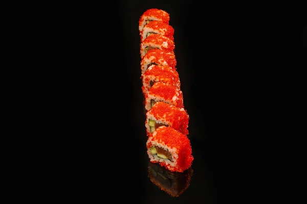 従来の寿司マグロ巻き アボカドと赤キャビア黒の石の上 日本の食べ物 — ストック写真