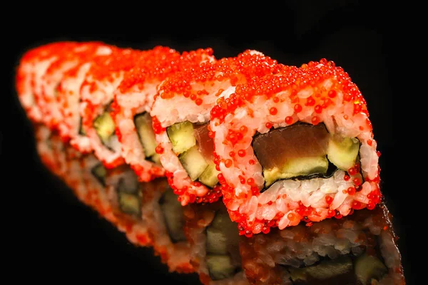 従来の寿司マグロ巻き アボカドと赤キャビア黒の石の上 日本の食べ物 — ストック写真