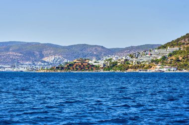 Turkuaz su kenarında kumsalda Ege'nin deniz Türk resort, Bodrum, Türkiye