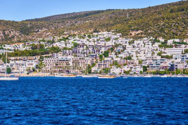 Turkuaz su kenarında kumsalda Ege'nin deniz Türk resort, Bodrum, Türkiye