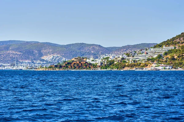 Turkuaz su kenarında kumsalda Ege'nin deniz Türk resort, Bodrum, Türkiye