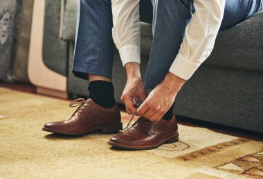 İş adamı ayakkabıları, işe hazırlanan adam, düğün töreninden önceki sabah damat.