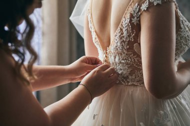 Gelinin sabah güzel bir elbise giydiği, kadının düğün töreninden önce hazırlandığı