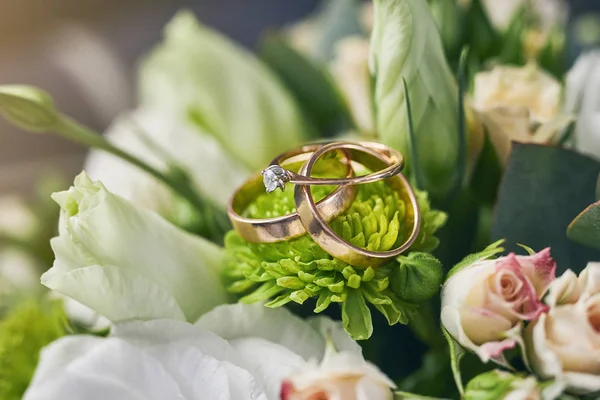 Anéis Casamento Jazem Belo Buquê Como Acessórios Noiva — Fotografia de Stock