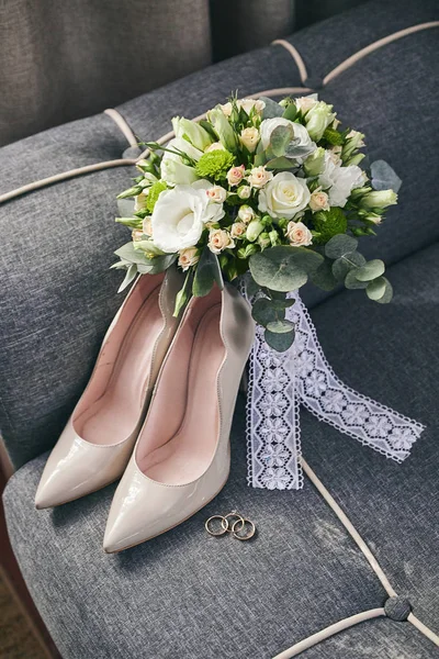 Accesorios Novia Como Zapatos Anillos Ramo Flores Encuentran Sofá — Foto de Stock