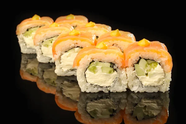 Filadelfia Arrotolare Sushi Con Salmone Avocado Crema Formaggio Cibo Giapponese — Foto Stock