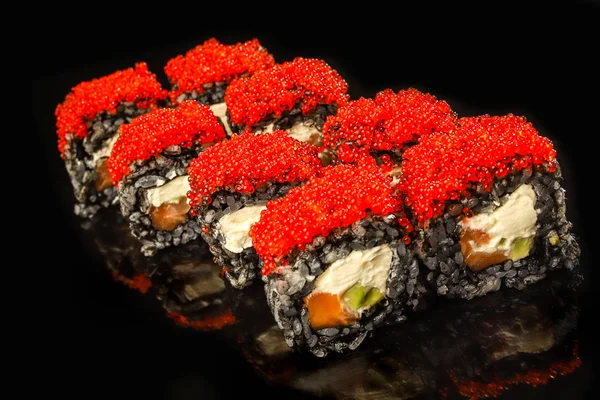Rotolo Sushi Nero Con Salmone Avocado Crema Formaggio Caviale Rosso — Foto Stock