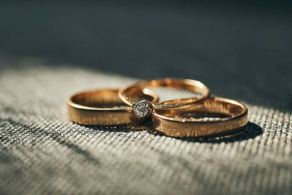 Anillos Boda Están Sobre Mesa —  Fotos de Stock