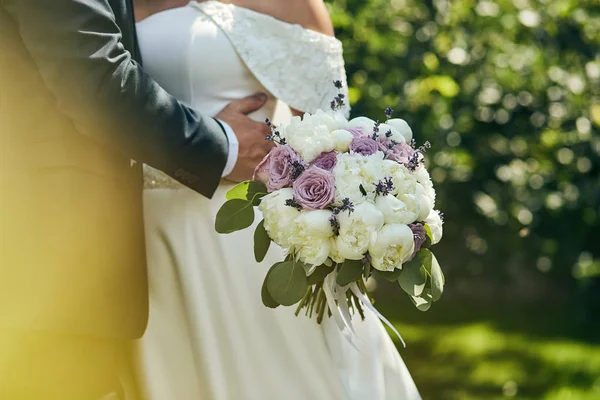 Pengantin Wanita Memegang Buket Pernikahan Tangan Berdiri Dekat Pengantin Pria — Stok Foto