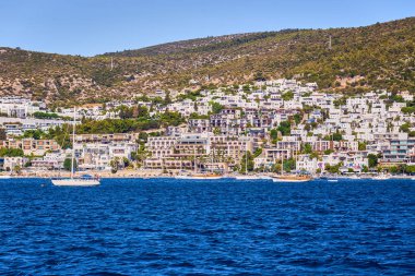 14 Eylül, 2017 - Türkiye, Bodrum. Turkuaz su kenarında kumsalda Ege'nin deniz Türk resort, Bodrum, Türkiye