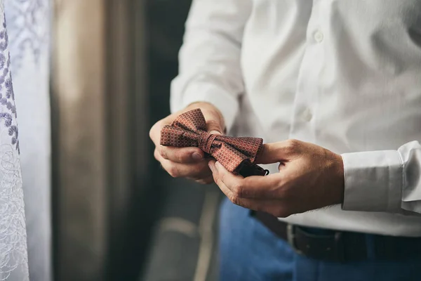 Uomo Affari Indossa Papillon Uomo Vestiti Farfalla Sposo Prepara Mattino — Foto Stock