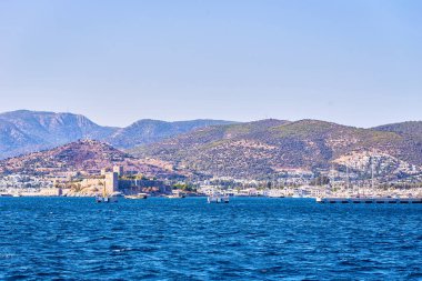 Turkuaz su kenarında kumsalda Ege'nin deniz Türk resort, Bodrum, Türkiye