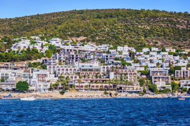 14 Eylül, 2017 - Türkiye, Bodrum. Turkuaz su kenarında kumsalda Ege'nin deniz Türk resort, Bodrum, Türkiye