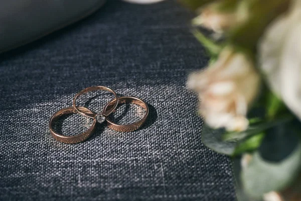Anéis Casamento Jazem Perto Belo Buquê Como Acessórios Noiva — Fotografia de Stock