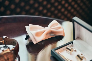 Bir iş adamının farklı aksesuarları ahşap bir arka planda yatar.