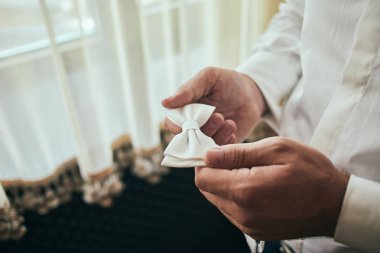 işadamı koyarak papyon, adam kelebek giyim, damat düğün töreni önce sabah hazırlanıyor