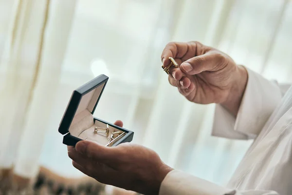 Forretningsmannen Går Med Mansjettknapper Mannlige Hender Nærmer Seg Brudgommen Gjør – stockfoto